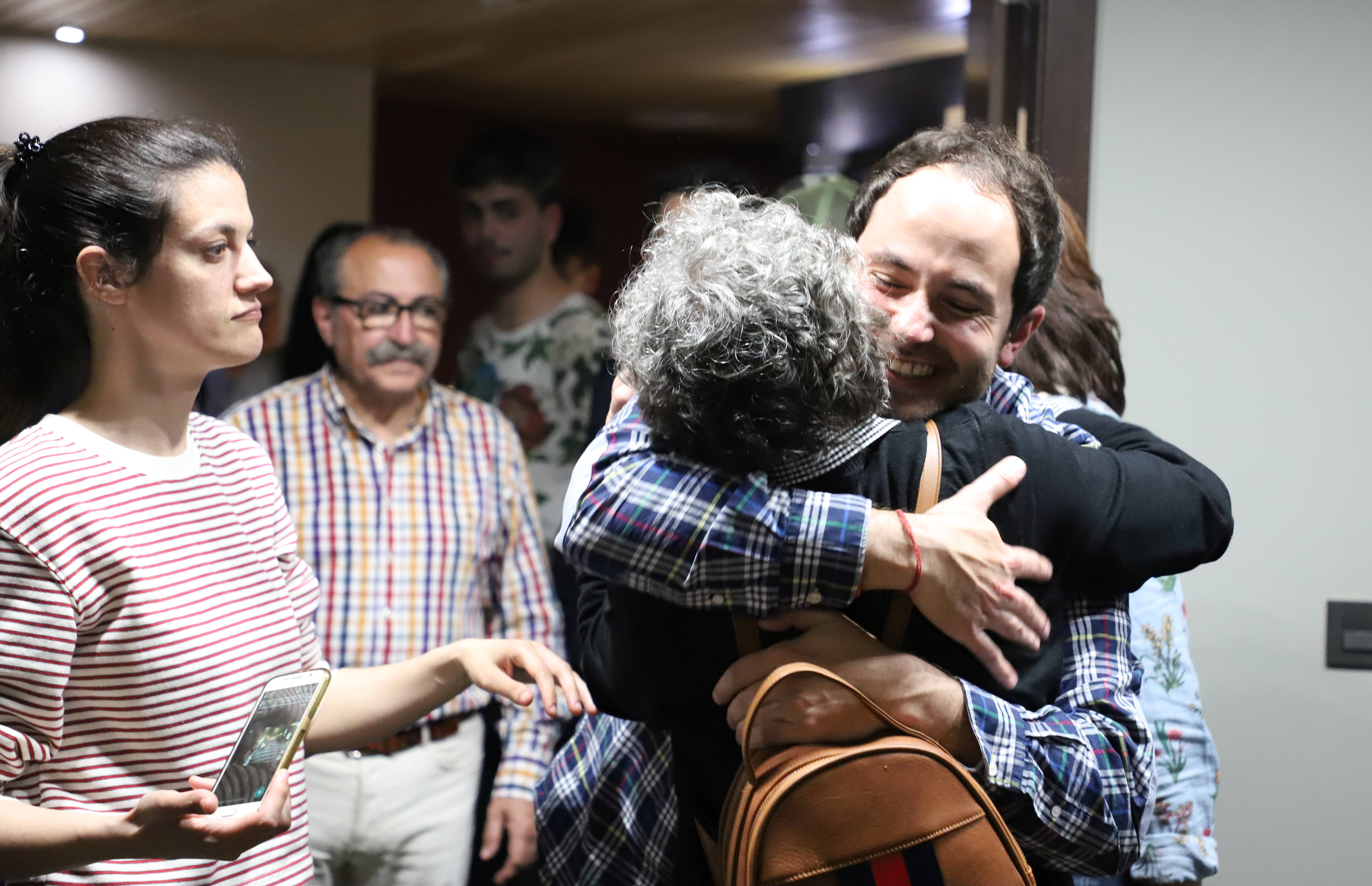 Los socialistas burgaleses viven una noche de celebración desbordada tras ganar por primera vez las elecciones en Burgos. 