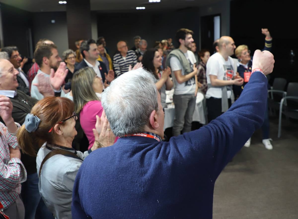 Los socialistas burgaleses viven una noche de celebración desbordada tras ganar por primera vez las elecciones en Burgos. 