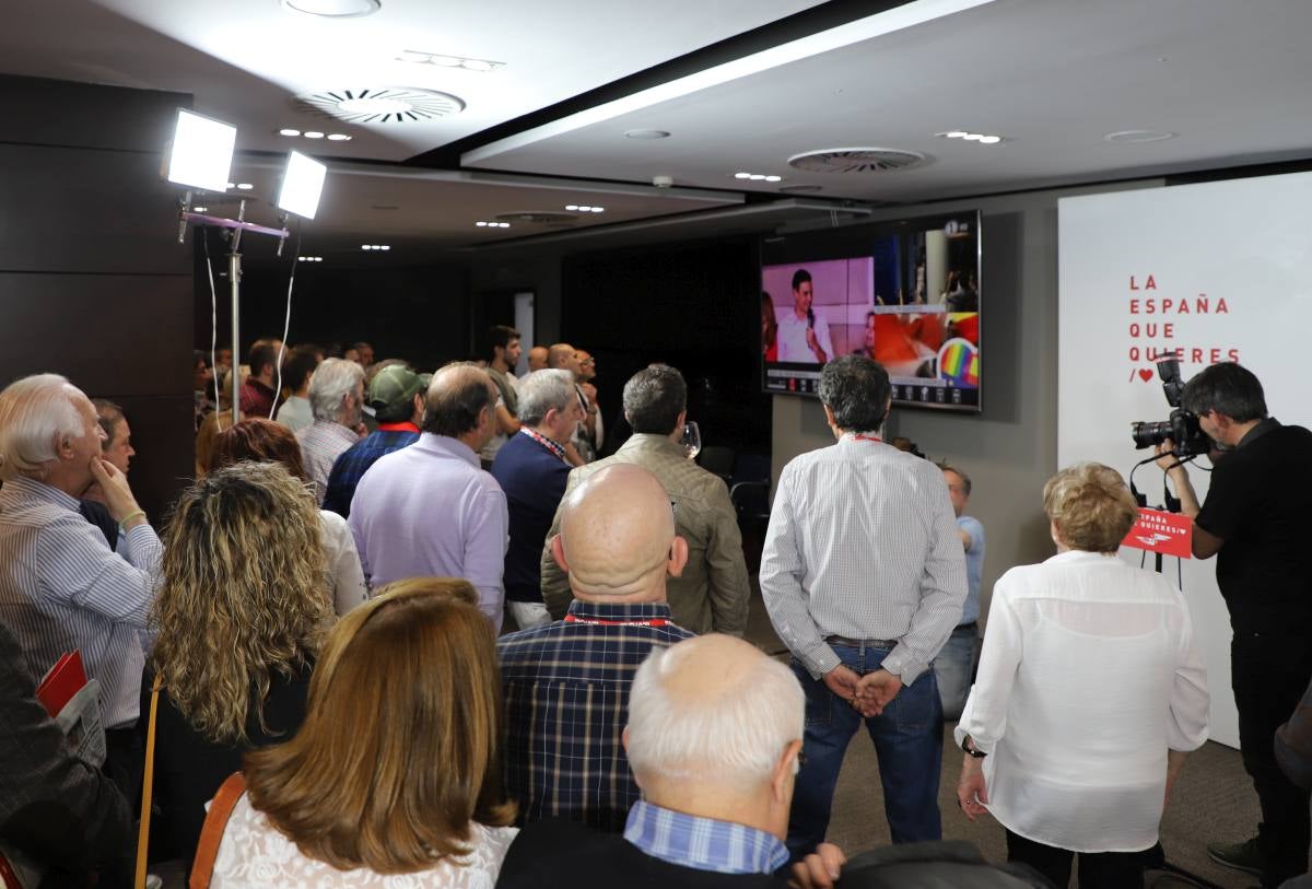 Los socialistas burgaleses viven una noche de celebración desbordada tras ganar por primera vez las elecciones en Burgos. 