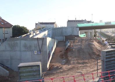 Imagen secundaria 1 - La pasarela de El Crucero ya está colocada sobre la autovía