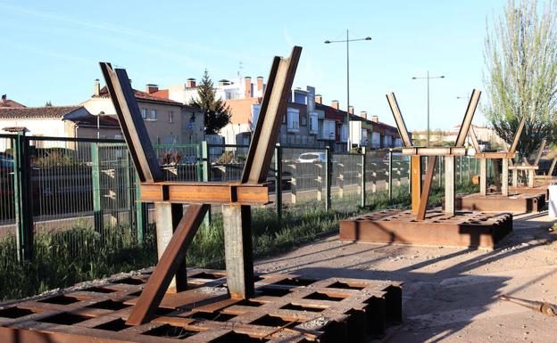 Imagen principal - La pasarela de El Crucero ya está colocada sobre la autovía