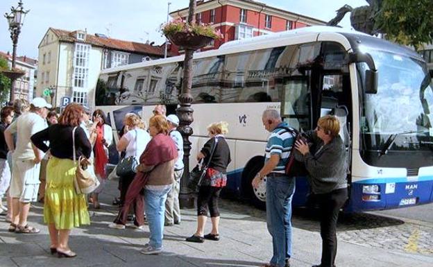 Turistas descienden del autobús a su llegada a Burgos. 