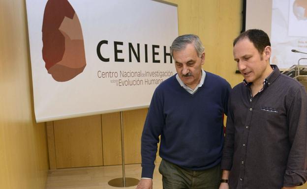 Los investigadores del Cenieh Emiliano Bruner (D) y José María Bermúdez de Castro (I). 