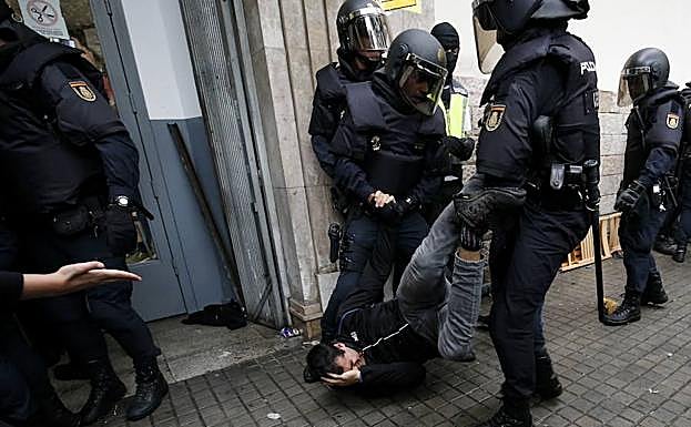 La Policía arrastra a un manifestante durante el 1-O. 