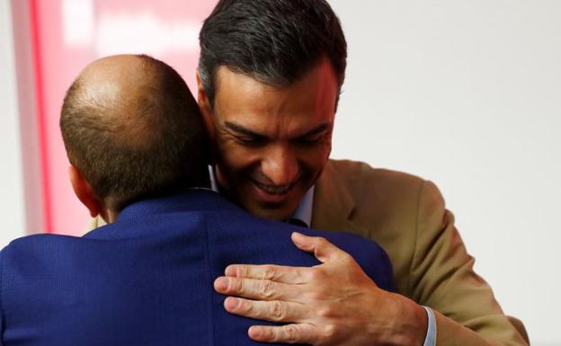 Pedro Sánchez es felicitado tras los resultados electorales.