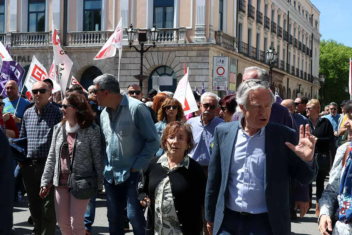 Más de un millar de personas se han manifestado en Burgos en la convocatoria realizada por CCOO y UGT | La prevención ante los accidentes laborales es una de las principales demandas