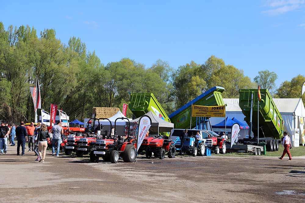 La Villa Ducal de Lerma vive, hasta el próximo 3 de mayo, su Feria de Maquinaria Agrícola con 175 expositores y un buen tiempo que ha llenado de visitantes el recinto ferial en su primera jornada