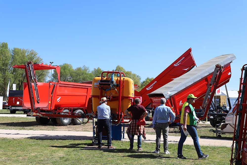 La Villa Ducal de Lerma vive, hasta el próximo 3 de mayo, su Feria de Maquinaria Agrícola con 175 expositores y un buen tiempo que ha llenado de visitantes el recinto ferial en su primera jornada