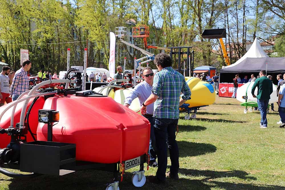 La Villa Ducal de Lerma vive, hasta el próximo 3 de mayo, su Feria de Maquinaria Agrícola con 175 expositores y un buen tiempo que ha llenado de visitantes el recinto ferial en su primera jornada