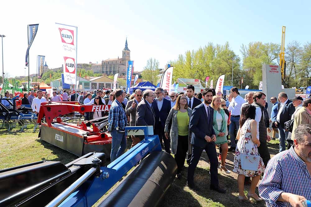 La Villa Ducal de Lerma vive, hasta el próximo 3 de mayo, su Feria de Maquinaria Agrícola con 175 expositores y un buen tiempo que ha llenado de visitantes el recinto ferial en su primera jornada