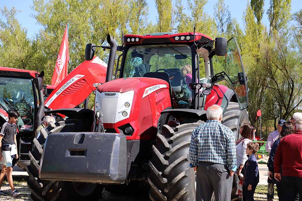 La Villa Ducal de Lerma vive, hasta el próximo 3 de mayo, su Feria de Maquinaria Agrícola con 175 expositores y un buen tiempo que ha llenado de visitantes el recinto ferial en su primera jornada