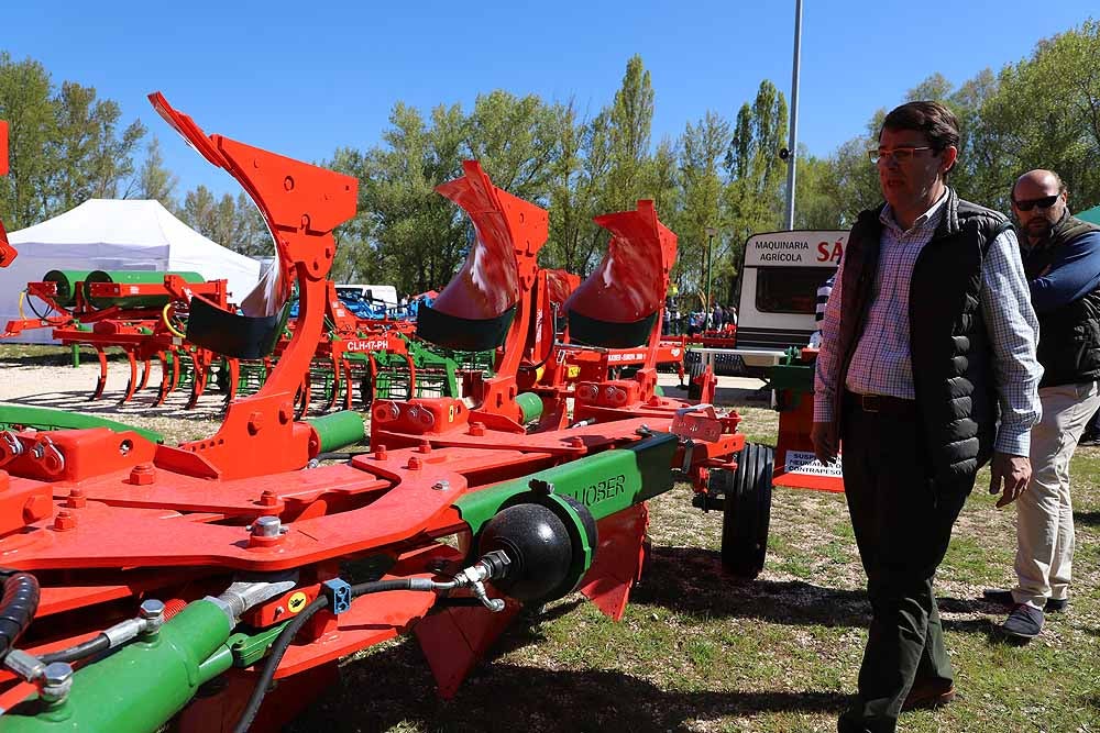 La Villa Ducal de Lerma vive, hasta el próximo 3 de mayo, su Feria de Maquinaria Agrícola con 175 expositores y un buen tiempo que ha llenado de visitantes el recinto ferial en su primera jornada