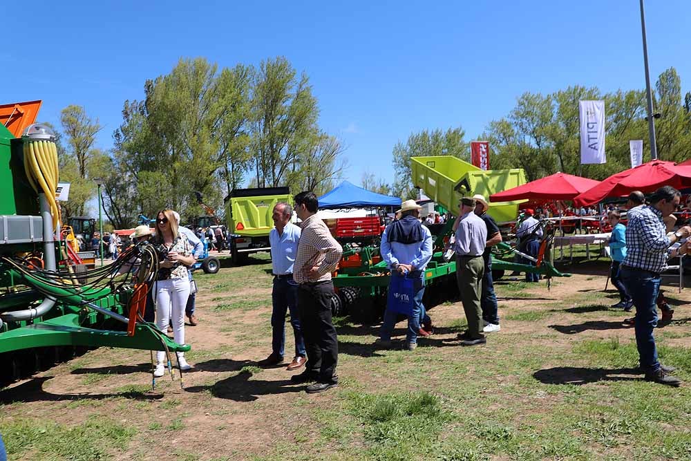 La Villa Ducal de Lerma vive, hasta el próximo 3 de mayo, su Feria de Maquinaria Agrícola con 175 expositores y un buen tiempo que ha llenado de visitantes el recinto ferial en su primera jornada