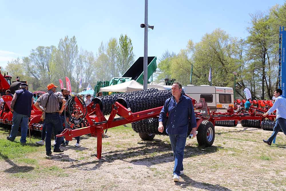 La Villa Ducal de Lerma vive, hasta el próximo 3 de mayo, su Feria de Maquinaria Agrícola con 175 expositores y un buen tiempo que ha llenado de visitantes el recinto ferial en su primera jornada