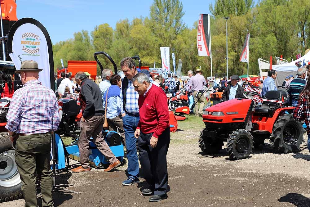 La Villa Ducal de Lerma vive, hasta el próximo 3 de mayo, su Feria de Maquinaria Agrícola con 175 expositores y un buen tiempo que ha llenado de visitantes el recinto ferial en su primera jornada