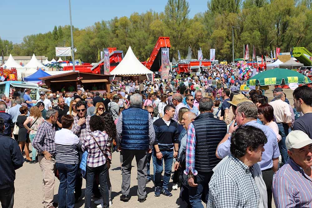 La Villa Ducal de Lerma vive, hasta el próximo 3 de mayo, su Feria de Maquinaria Agrícola con 175 expositores y un buen tiempo que ha llenado de visitantes el recinto ferial en su primera jornada