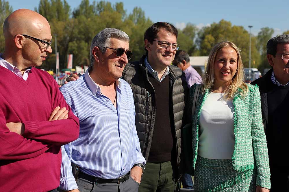 El presidente de la Junta, Juan Vicente Herrera, ha inaugurado la feria pero ha estado acompañado de políticos locales y provinciales, además de los candidatos a la Junta Alfonso Fernández Mañueco y Francisco Igea