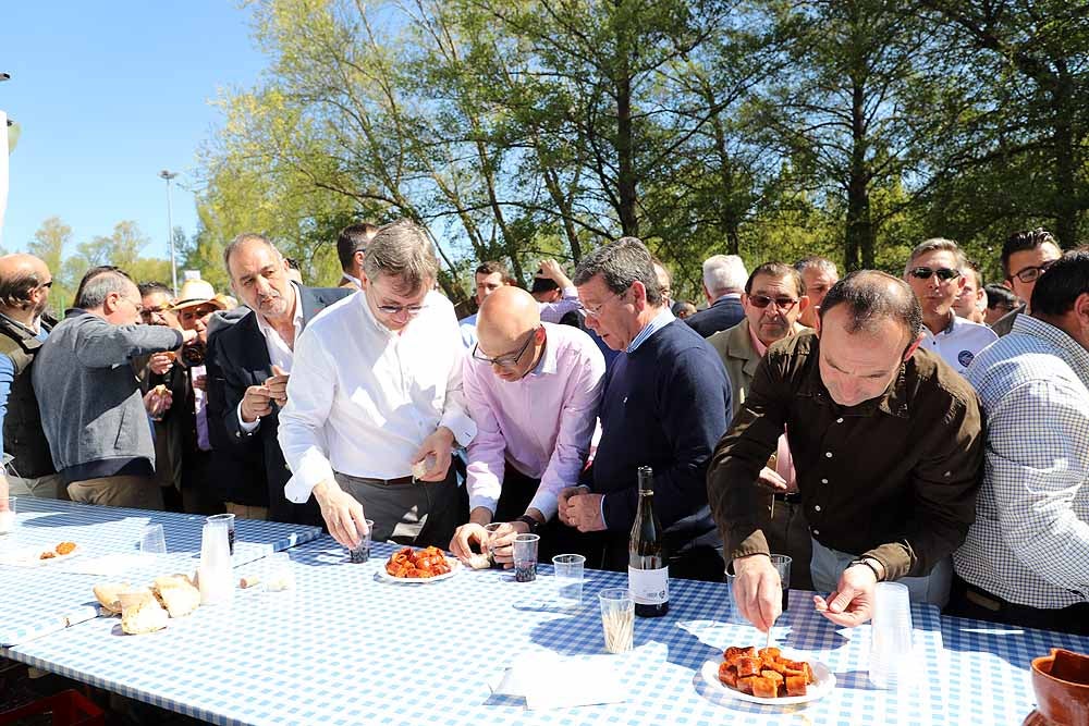 El presidente de la Junta, Juan Vicente Herrera, ha inaugurado la feria pero ha estado acompañado de políticos locales y provinciales, además de los candidatos a la Junta Alfonso Fernández Mañueco y Francisco Igea