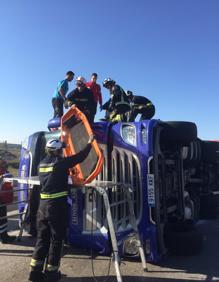 Imagen secundaria 2 - Herido un camionero que ha tenido que ser rescatado por los bomberos al volcar en la N-120