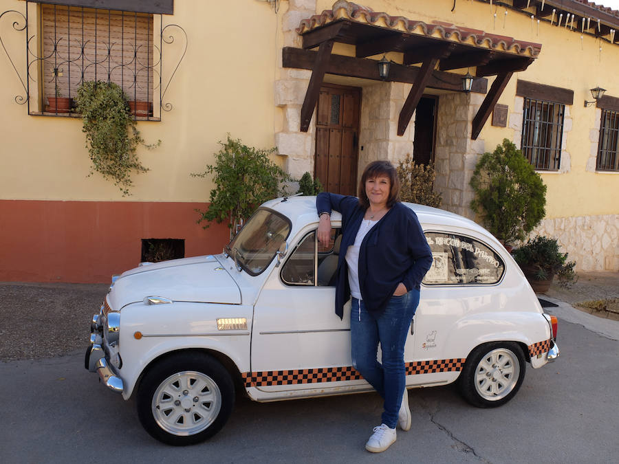 Begoña junto al 600 personalizado frente a su restaurante. 