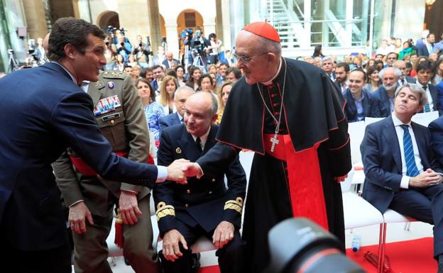 Pablo Casado saluda al cardenal arzobispo de Madrid, Carlos Osoro.