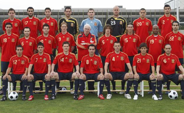 Casillas, en el centro en la primera fila, junto a De la Red, último por la derecha en la segunda