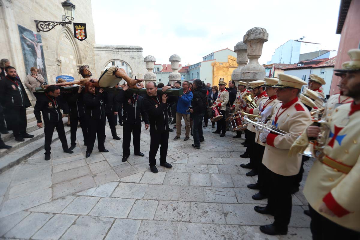 El Santo Cristo de Burgos vuelve a procesionar por las calles del centro de la ciudad después de que la cofradía arreglara los desperfectos sufridos tras la caída de la pasada Semana Santa. 