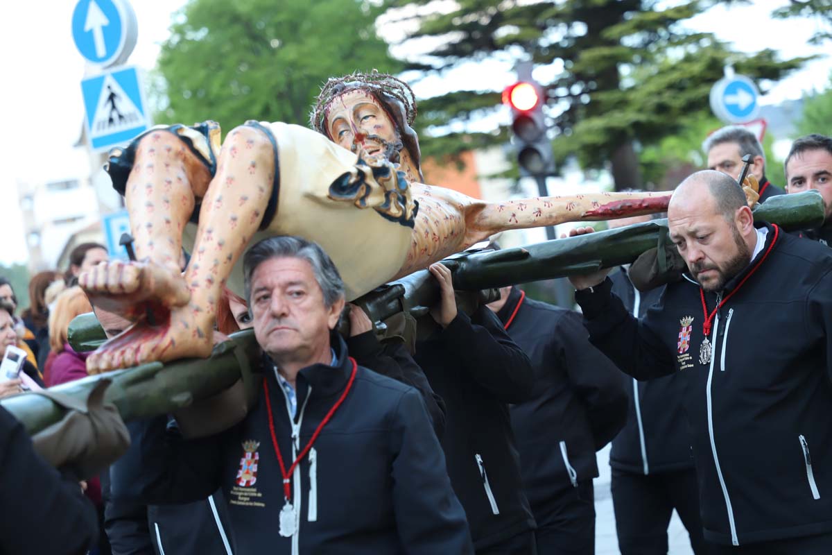 El Santo Cristo de Burgos vuelve a procesionar por las calles del centro de la ciudad después de que la cofradía arreglara los desperfectos sufridos tras la caída de la pasada Semana Santa. 