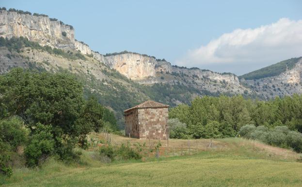 La ermita prerrománica de San Juan Bautista a los pies del Monte Gayubar. 