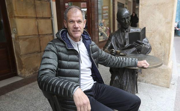 Abel Antón posa en el monumento a Gerardo Diego, a la entrada del casino Amistad Numancia, en la capital soriana.