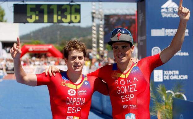 Javi Gómez Noya (d), campeón del mundo de triatlón de larga distancia junto a Pablo Dapena, subcampeón del mundo (i).