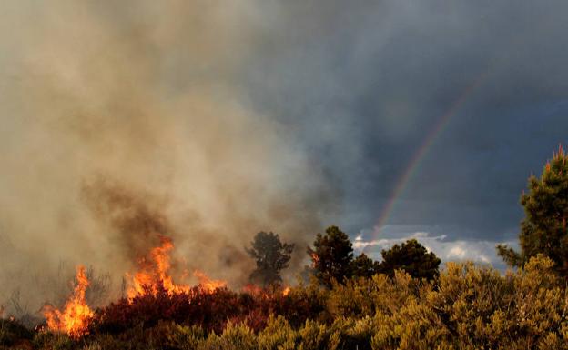 Un rayo provocó un incendio en Quintanilla del Castillo, en León, el pasado lunes. 