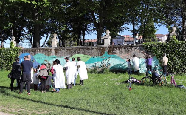 Imagen principal - El mural burgalés del río Arlanzón sigue creciendo para concienciar sobre el respeto al medio ambiente