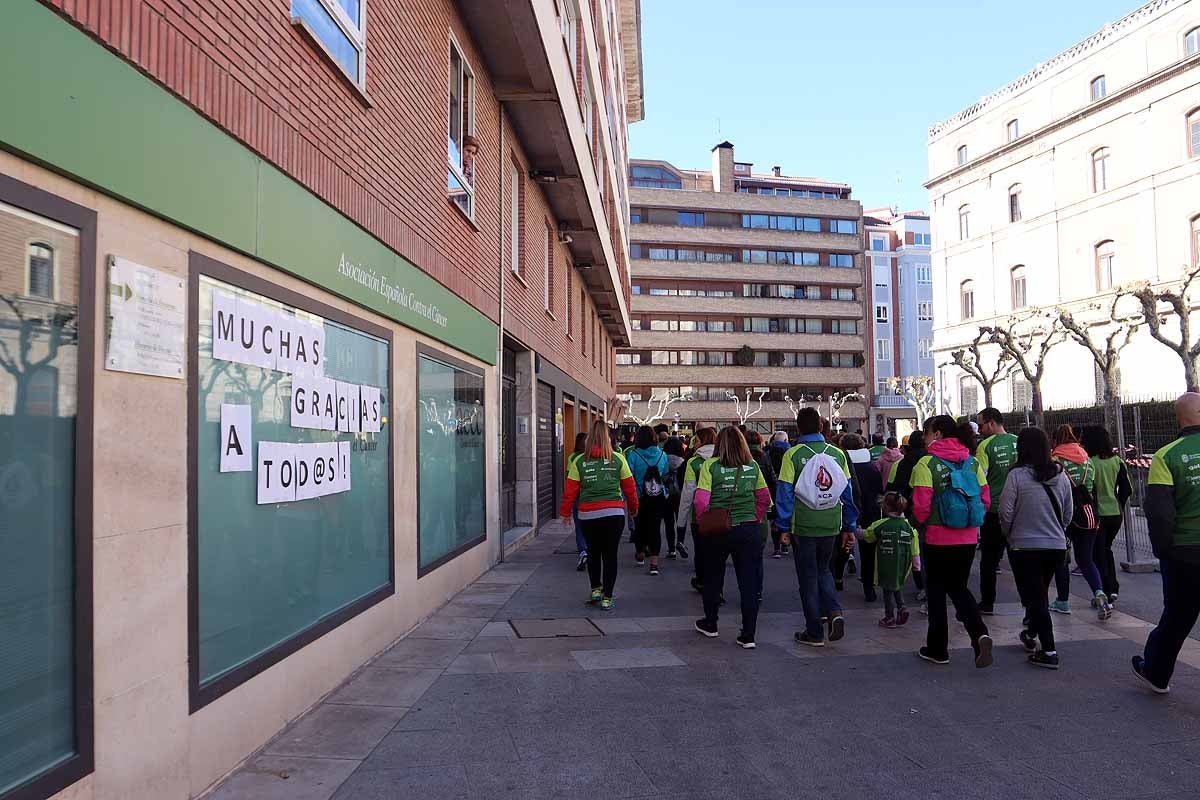Miles de burgaleses participan en la I Marcha Contra el Cáncer de Burgos, que agota los dorsales