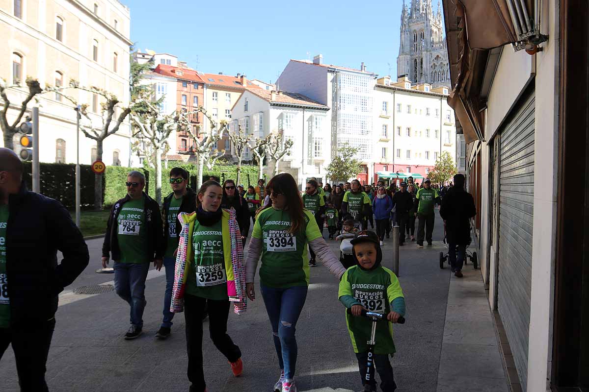 Miles de burgaleses participan en la I Marcha Contra el Cáncer de Burgos, que agota los dorsales