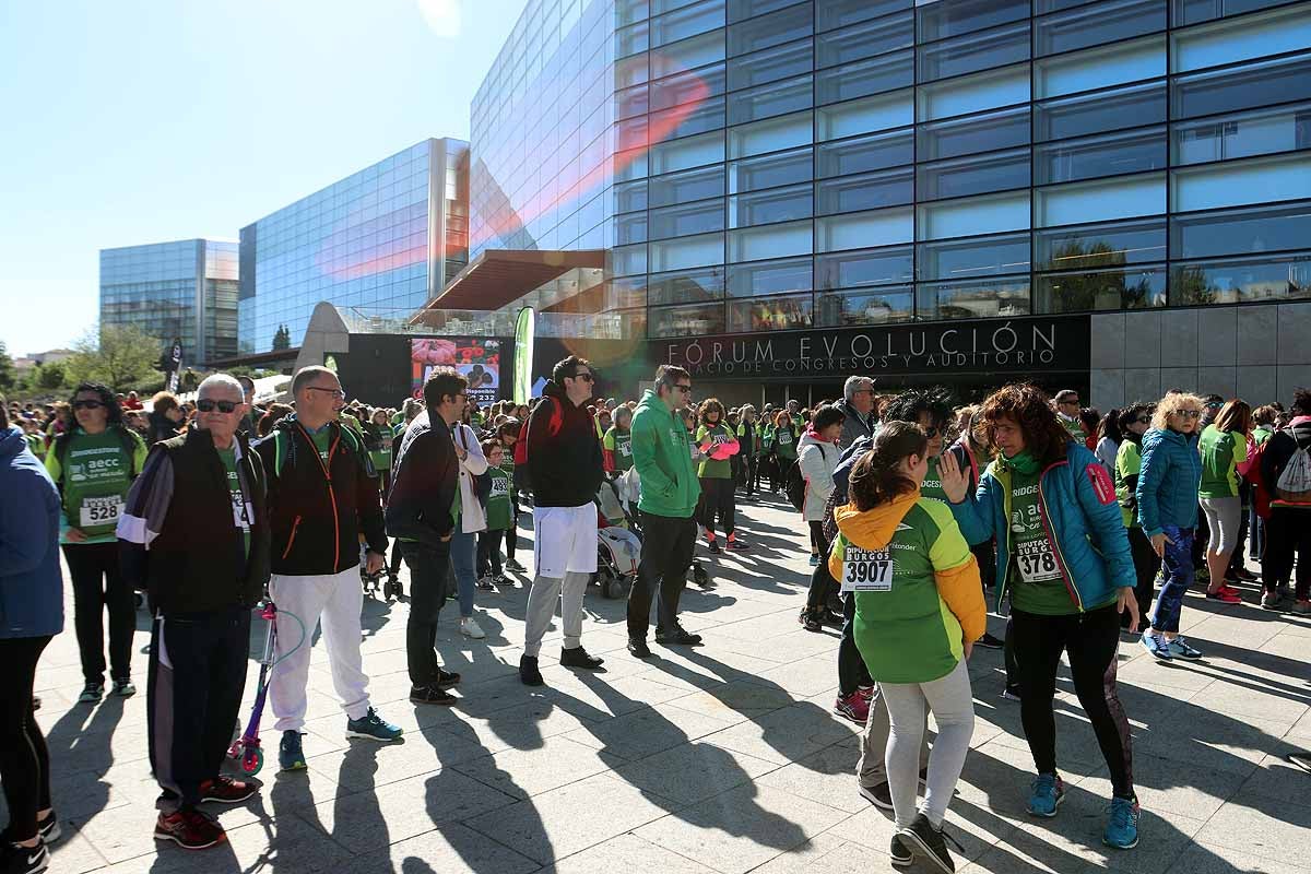 Miles de burgaleses participan en la I Marcha Contra el Cáncer de Burgos, que agota los dorsales
