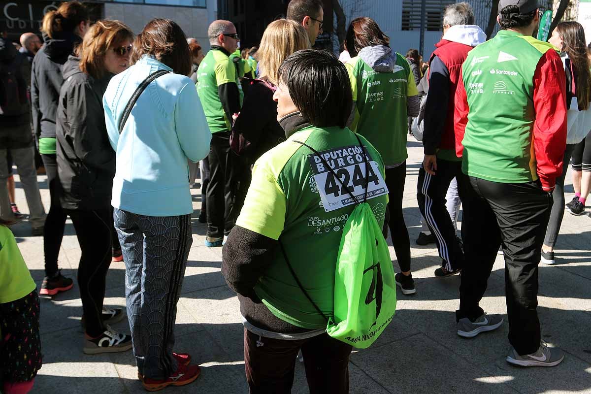 Miles de burgaleses participan en la I Marcha Contra el Cáncer de Burgos, que agota los dorsales