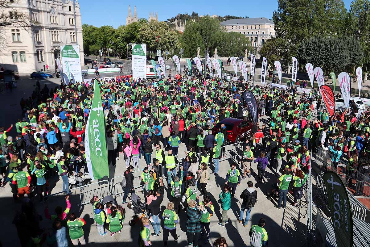 Miles de burgaleses participan en la I Marcha Contra el Cáncer de Burgos, que agota los dorsales