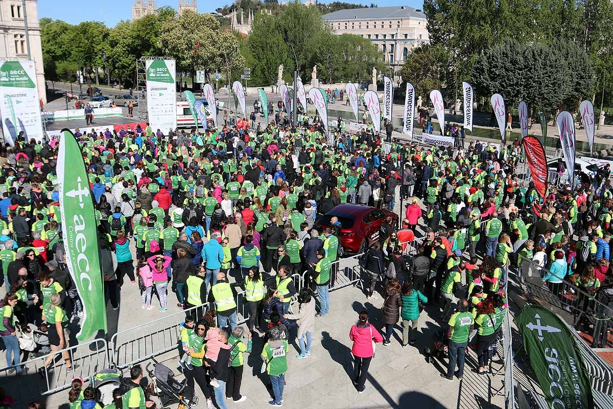 Miles de burgaleses participan en la I Marcha Contra el Cáncer de Burgos, que agota los dorsales