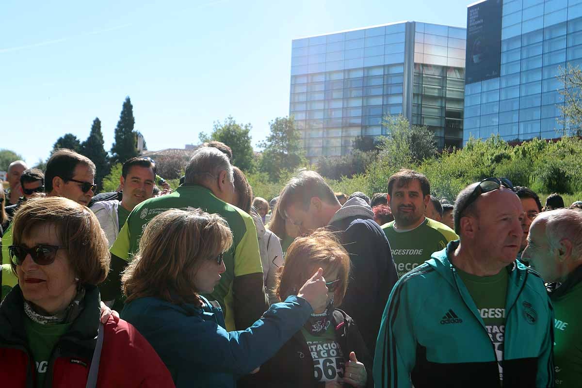 Miles de burgaleses participan en la I Marcha Contra el Cáncer de Burgos, que agota los dorsales