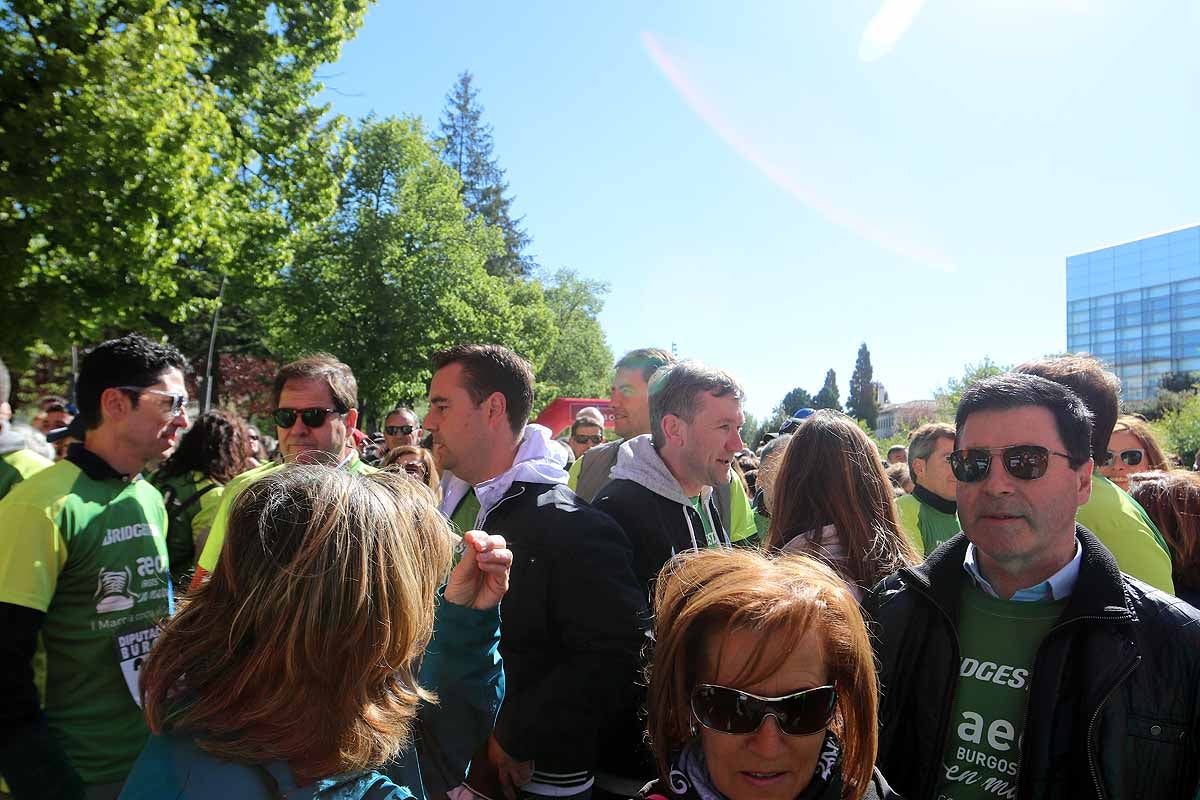Miles de burgaleses participan en la I Marcha Contra el Cáncer de Burgos, que agota los dorsales