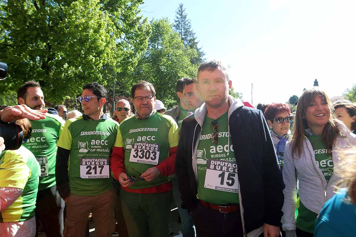 Miles de burgaleses participan en la I Marcha Contra el Cáncer de Burgos, que agota los dorsales
