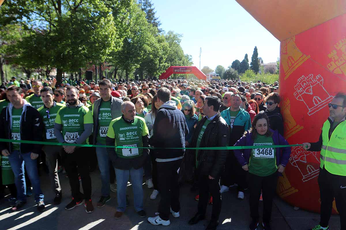 Miles de burgaleses participan en la I Marcha Contra el Cáncer de Burgos, que agota los dorsales