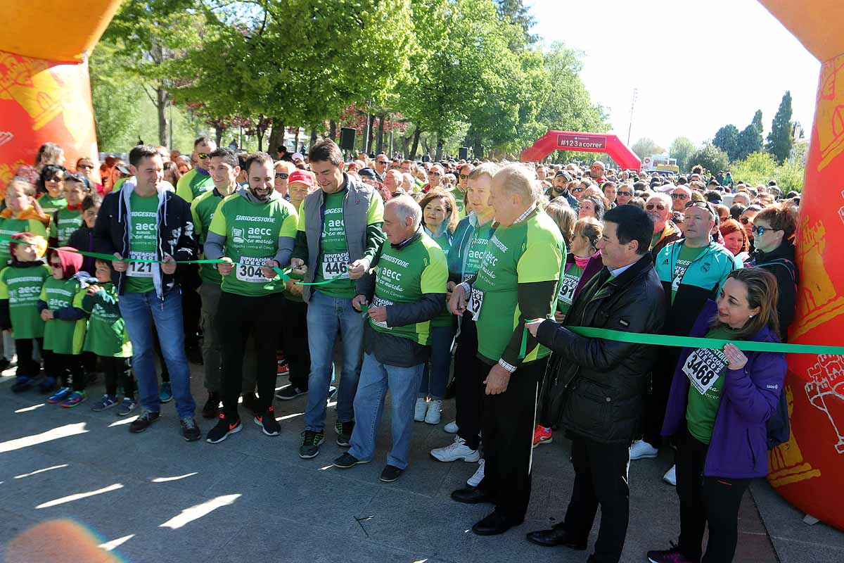 Miles de burgaleses participan en la I Marcha Contra el Cáncer de Burgos, que agota los dorsales