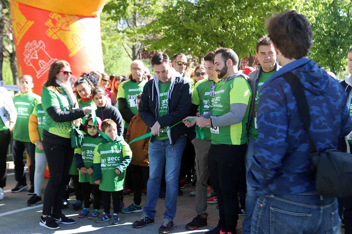 Miles de burgaleses participan en la I Marcha Contra el Cáncer de Burgos, que agota los dorsales