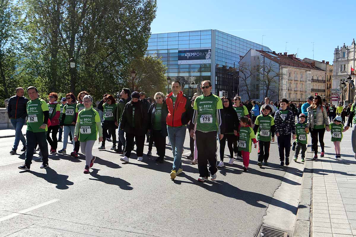 Miles de burgaleses participan en la I Marcha Contra el Cáncer de Burgos, que agota los dorsales