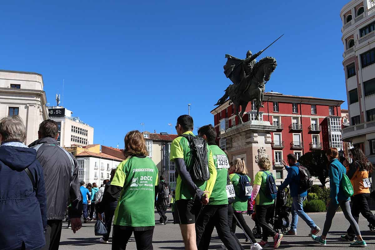 Miles de burgaleses participan en la I Marcha Contra el Cáncer de Burgos, que agota los dorsales