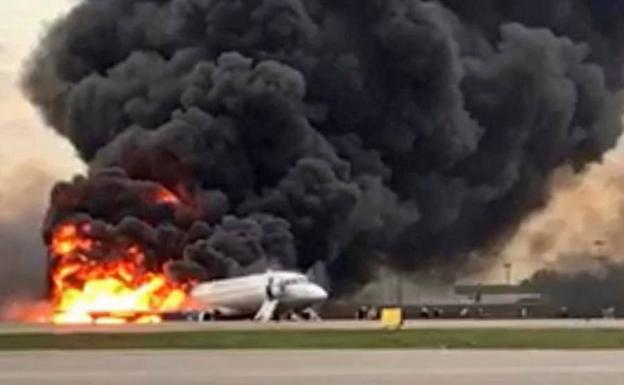 El avión en llamas en la pista. 