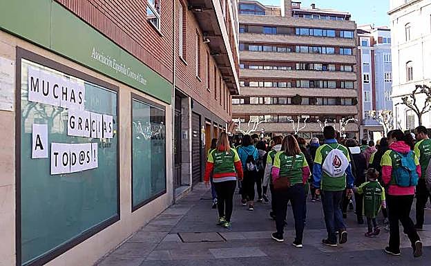Galería. En la fachada de la sede de la AECC de Burgos había un mensaje de agradecimiento a los participantes, que han pasado por delante durante la marcha. 