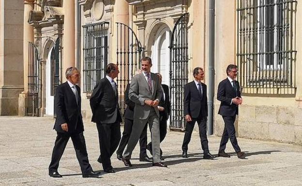 Felipe VI, acompañado de Emilio Lamo de Espinosa, se dirige al Palacio Real. 